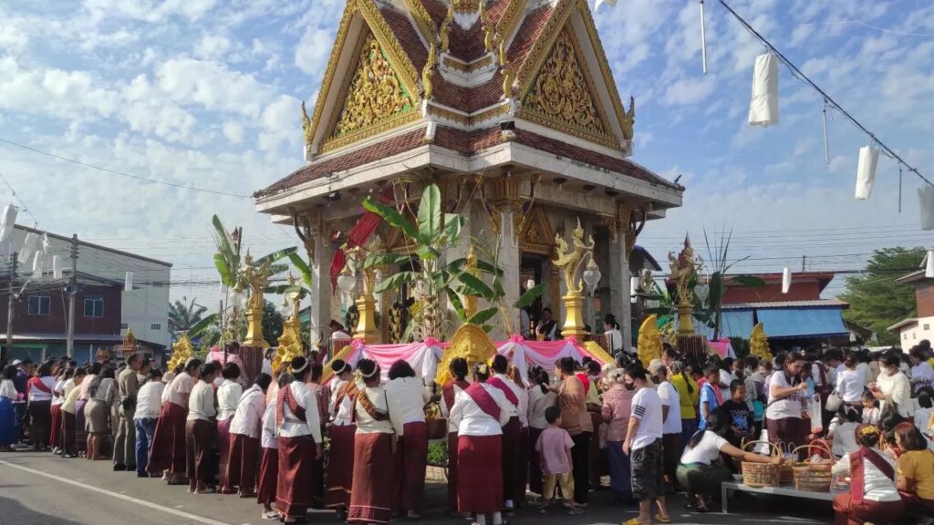 พิธีแห่ไข่เซ่นไหว้ศาลปู่ตา